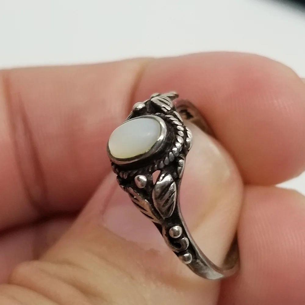 sterling silver ring with white glass cats eye and leaf detail size 6.75